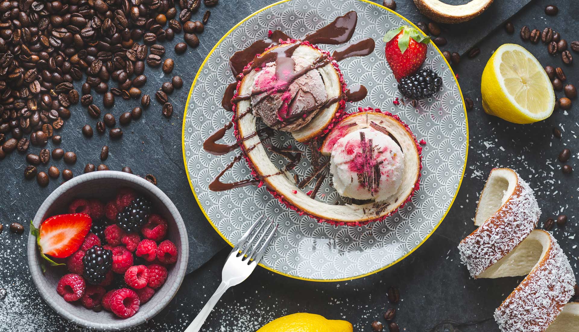 Baumstriezel mir Eis serviert