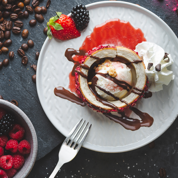Baumstriezel mit Eis und Fruechte